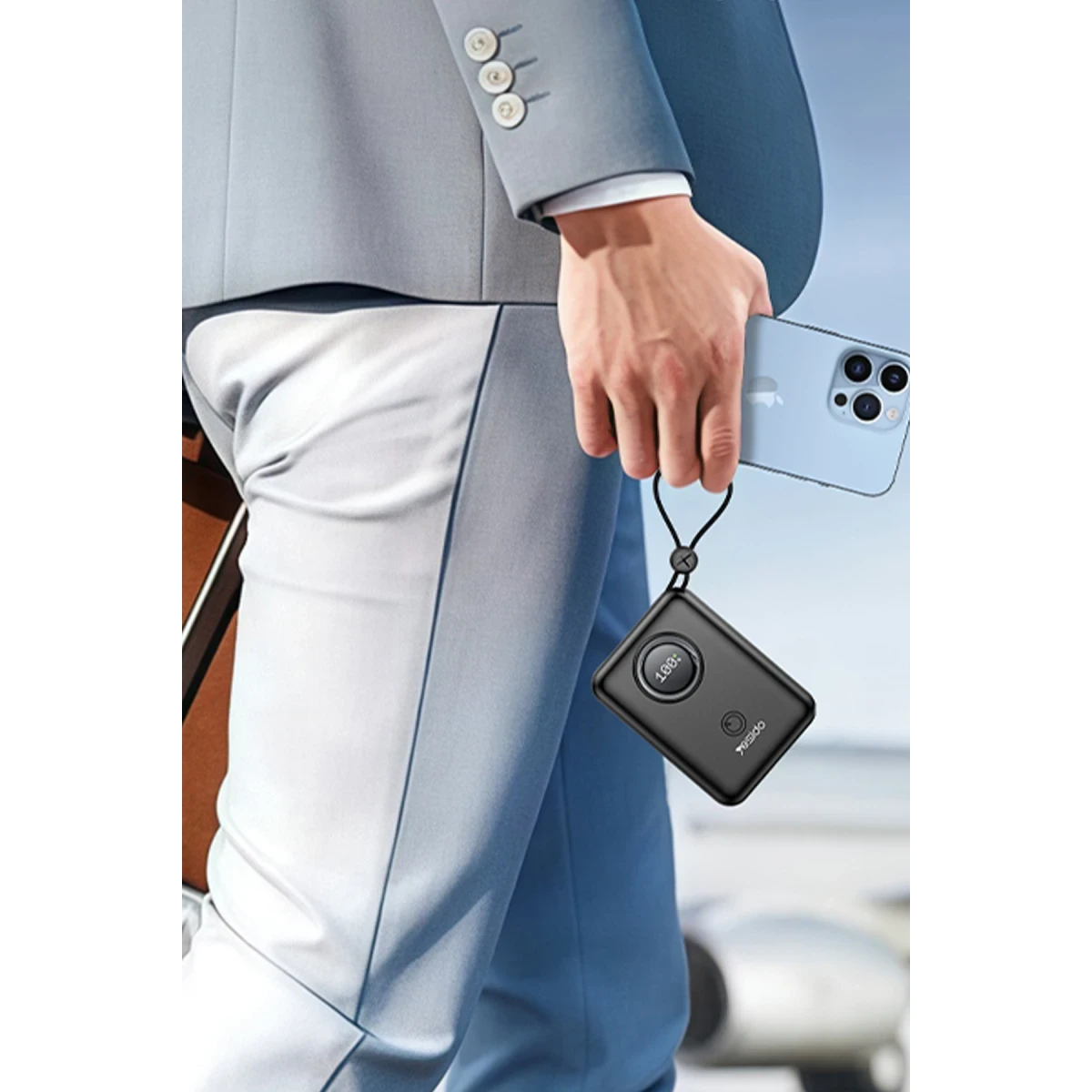 Yesido YP64 10.000 mAh Dijital Göstergeli Dahili Type-C ve Lightning Kablolu PD Mini Powerbank - Siyah